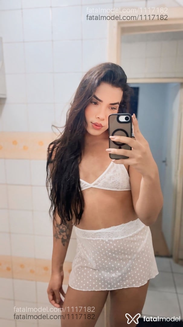 Acompanhante mulher trans com cabelo castanho de olhos castanhos - JULIA Marques