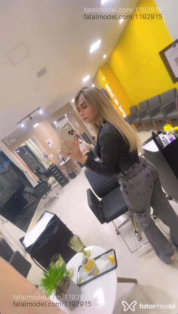 Acompanhante mulher trans loira (o) de olhos cinza - Heloísa