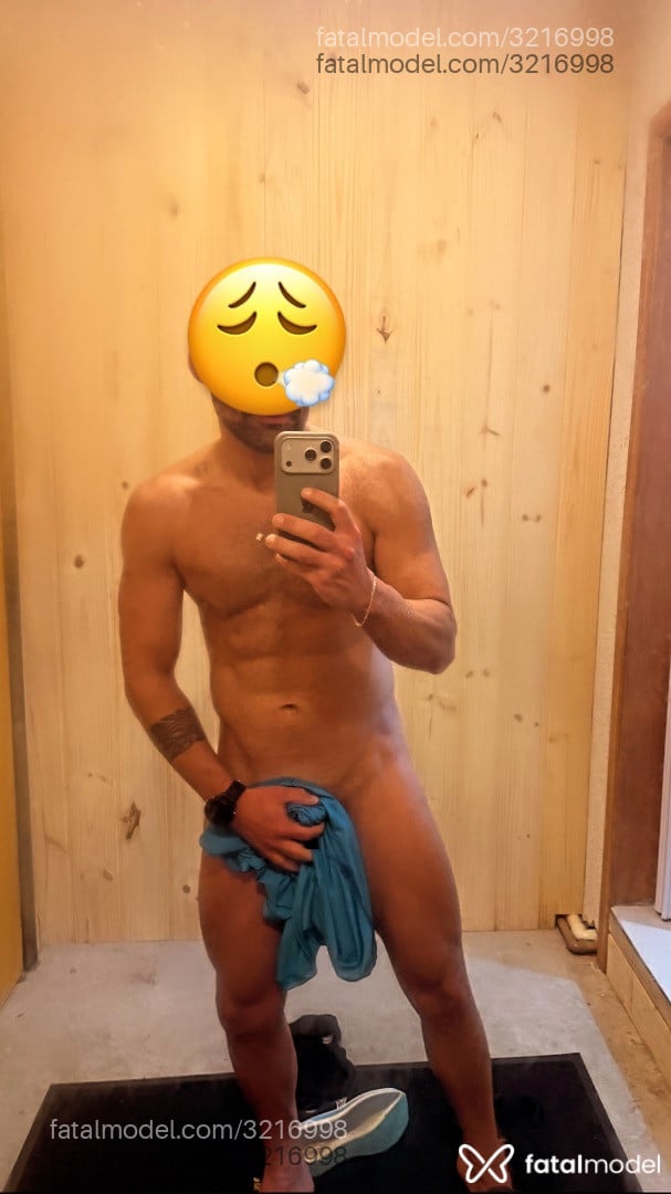Acompanhante homem sem cabelo de olhos castanhos - Thepit