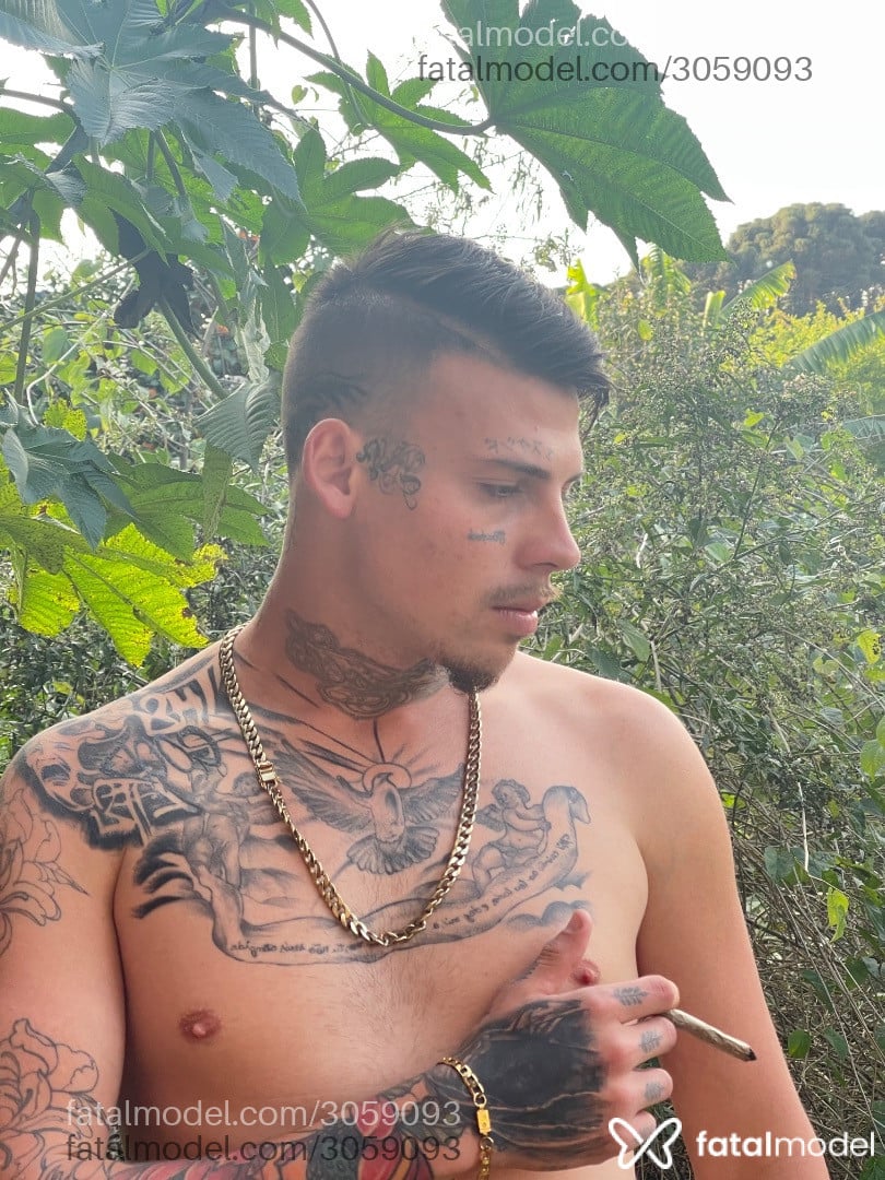 Acompanhante homem loira (o) de olhos verdes - Tatuadodotado