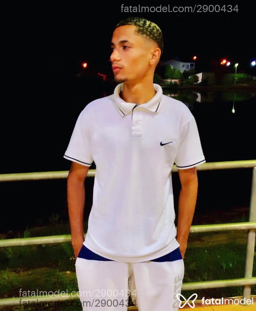 Acompanhante homem morena (o) de olhos castanhos - Bigode