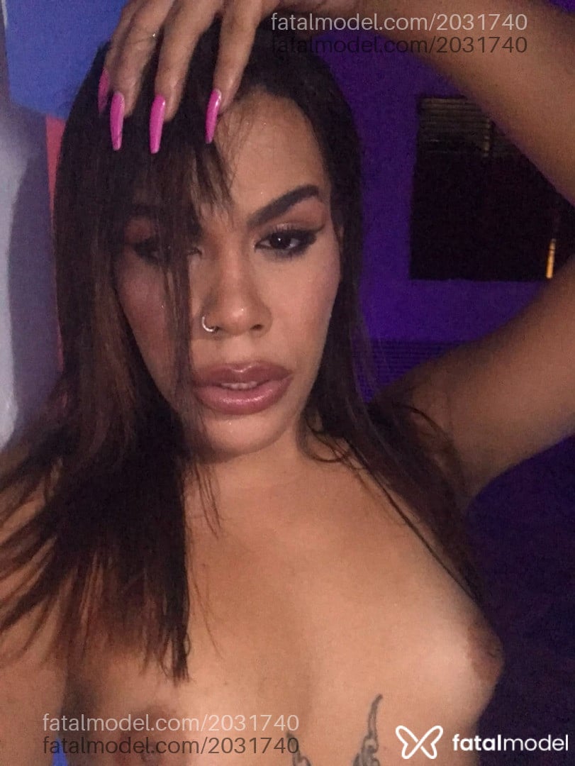 Acompanhante mulher trans morena (o) de olhos pretos - Julle