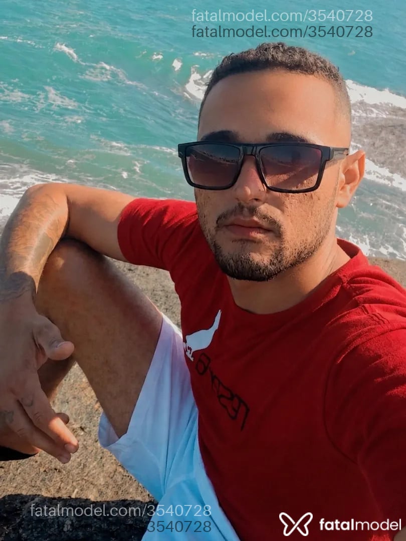 Acompanhante homem com cabelo castanho de olhos castanhos - Maik Souza Acompanhante homem com cabelo castanho de olhos castanhos - Maik Souza