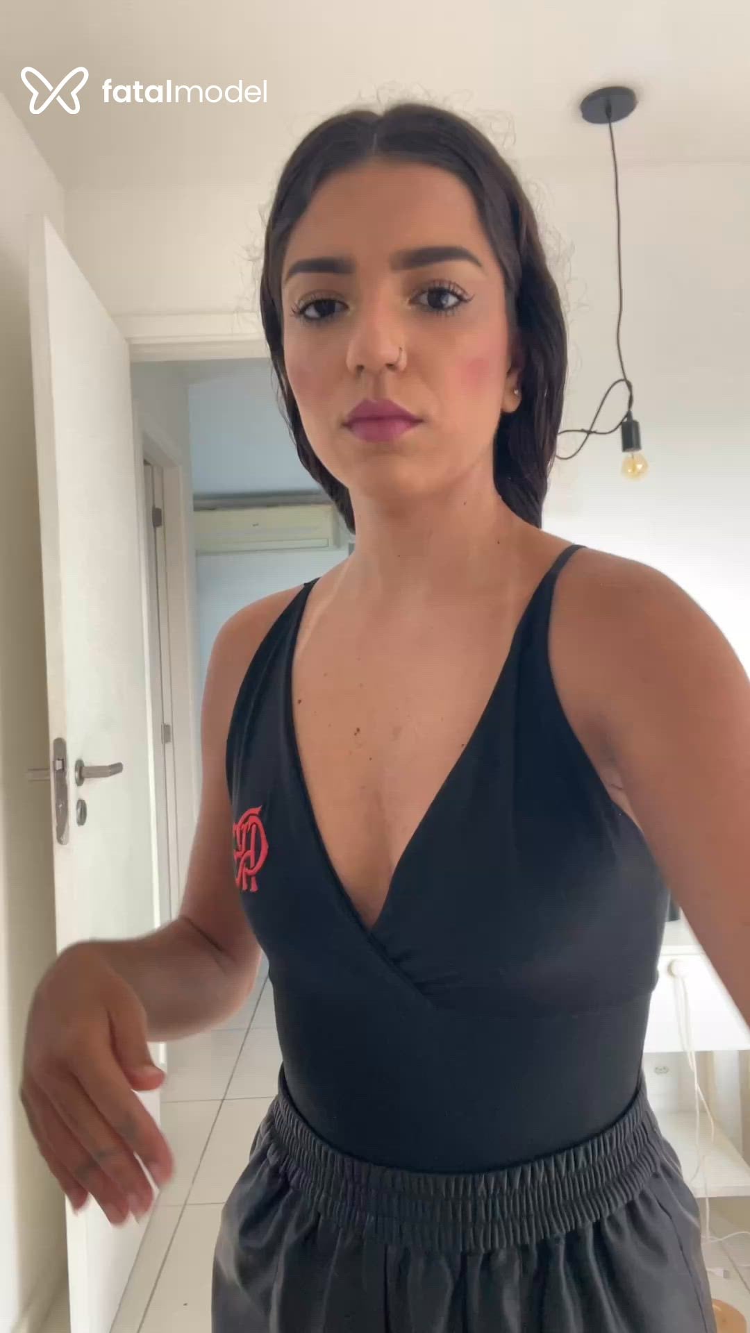 Acompanhante mulher morena (o) de olhos castanhos - Pameladiz Acompanhante mulher morena (o) de olhos castanhos - Pameladiz