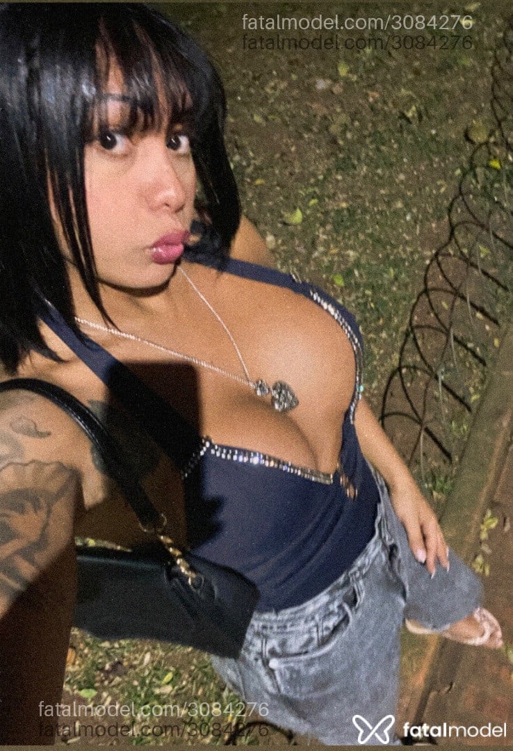 Acompanhante mulher trans morena (o) de olhos pretos - Versátilvem