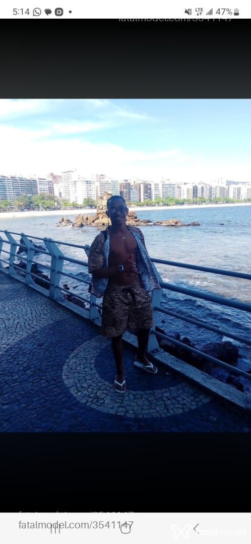 Acompanhante homem com cabelo grisalho de olhos castanhos - Rafael
