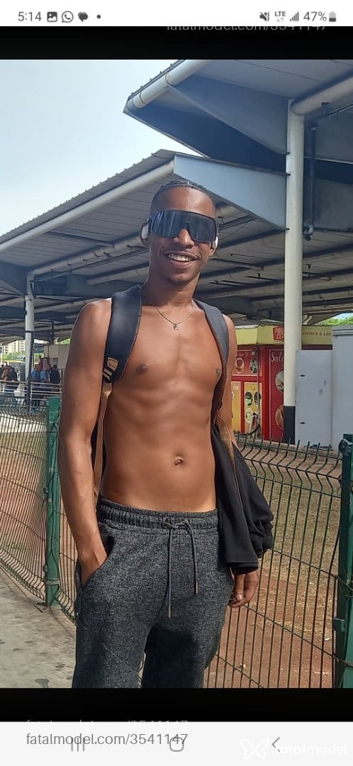 Acompanhante homem com cabelo grisalho de olhos castanhos - Rafael