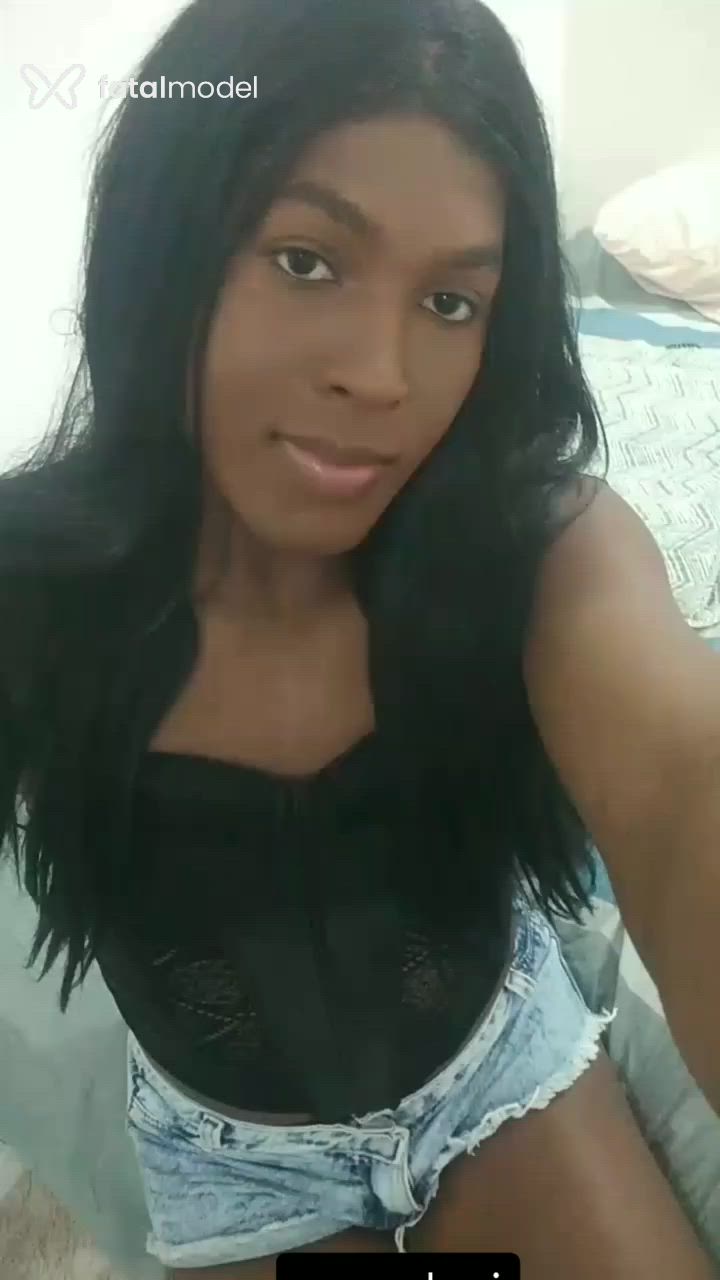 Acompanhante não-binário com cabelo castanho de olhos pretos - Danii Acompanhante não-binário com cabelo castanho de olhos pretos - Danii