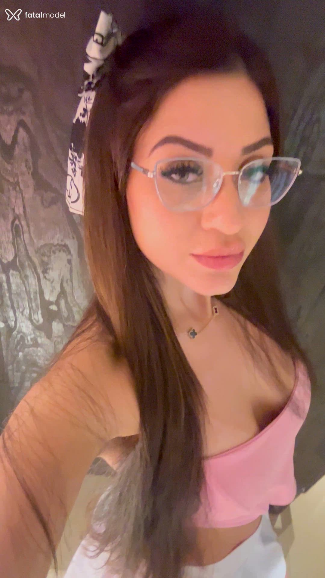 Acompanhante mulher morena (o) de olhos verdes - Livia Bellecour