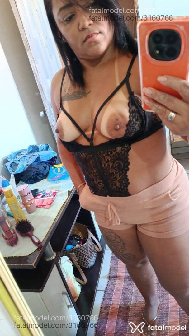 Acompanhante mulher morena (o) de olhos pretos - Cristal