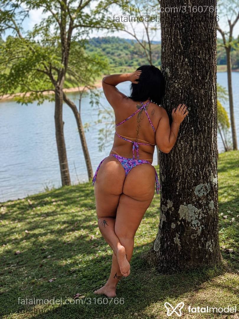 Acompanhante mulher morena (o) de olhos pretos - Cristal