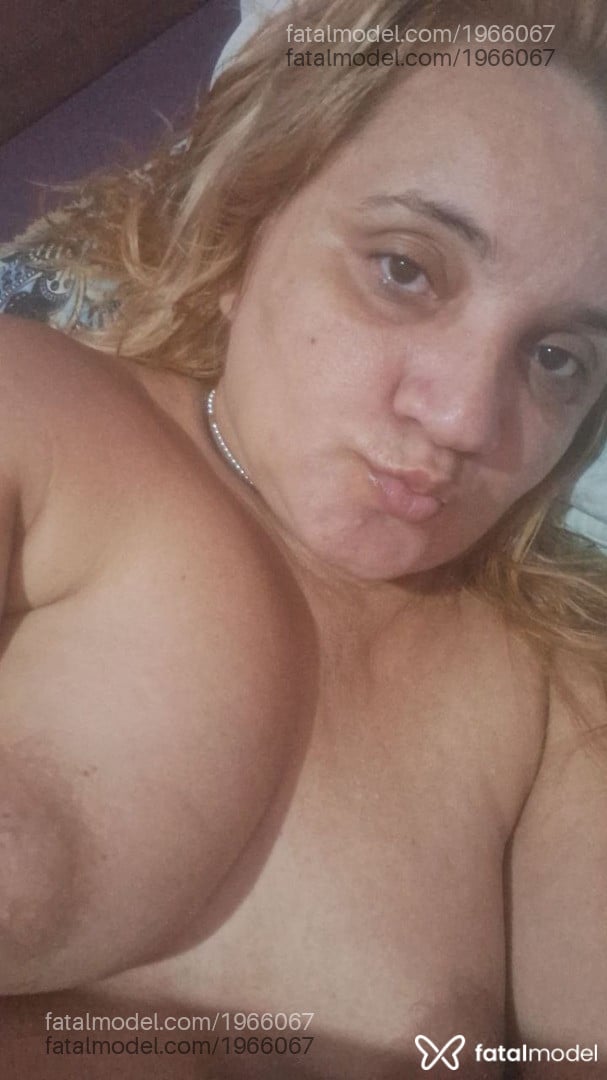 Acompanhante mulher loira (o) de olhos castanhos - Leninha