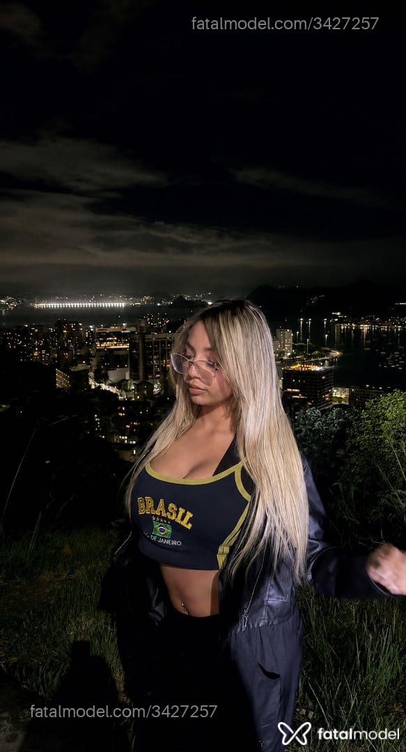 Acompanhante mulher loira (o) de olhos mel - Yohana