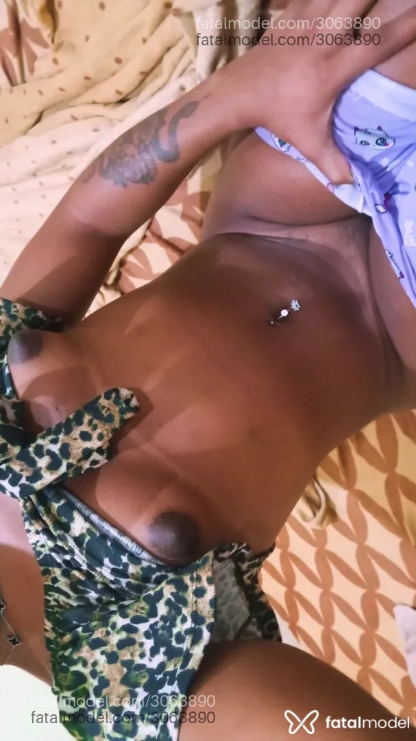 Acompanhante mulher trans morena (o) de olhos pretos - Luiza Lopes