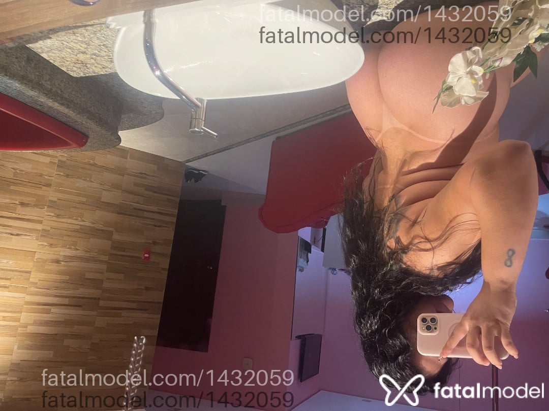 Acompanhante mulher morena (o) de olhos pretos - Bonequinha de luxo