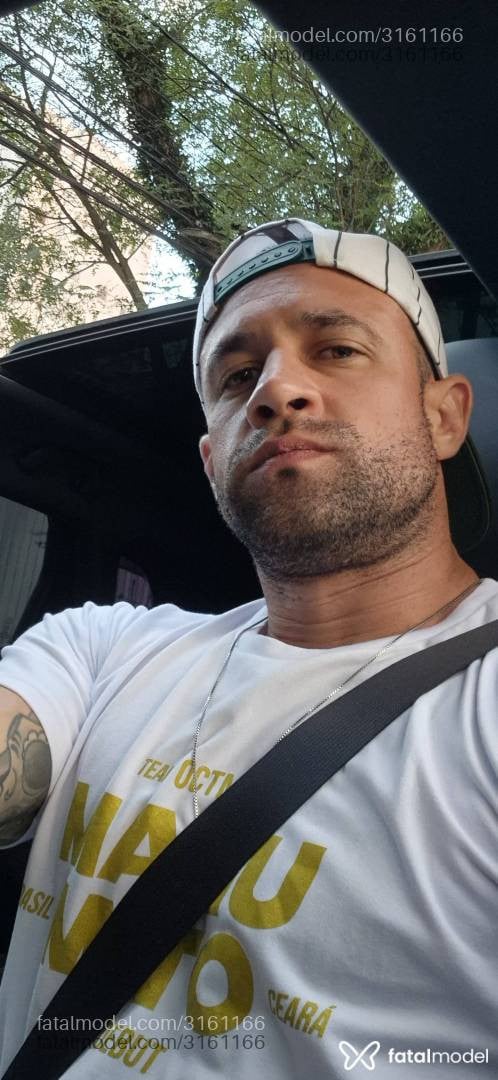 Acompanhante homem com cabelo castanho de olhos verdes em São Paulo Acompanhante homem com cabelo castanho de olhos verdes em São Paulo - Dominick