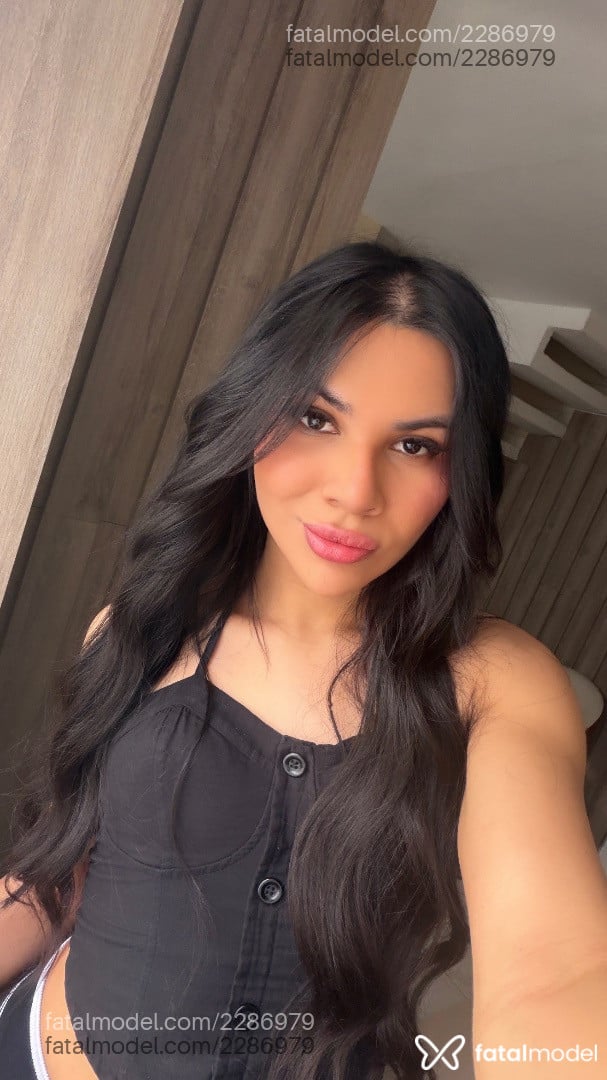 Acompanhante mulher trans com cabelo castanho de olhos pretos - Nix
