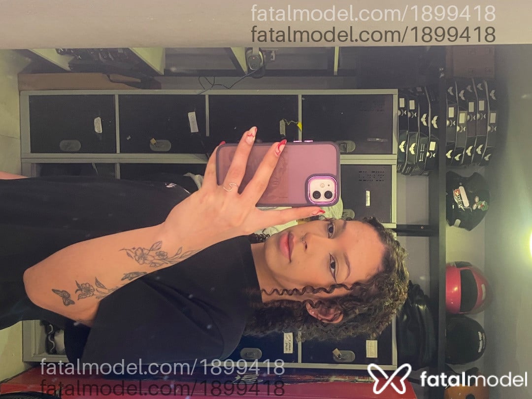 Acompanhante mulher trans com cabelo castanho de olhos pretos - Lara