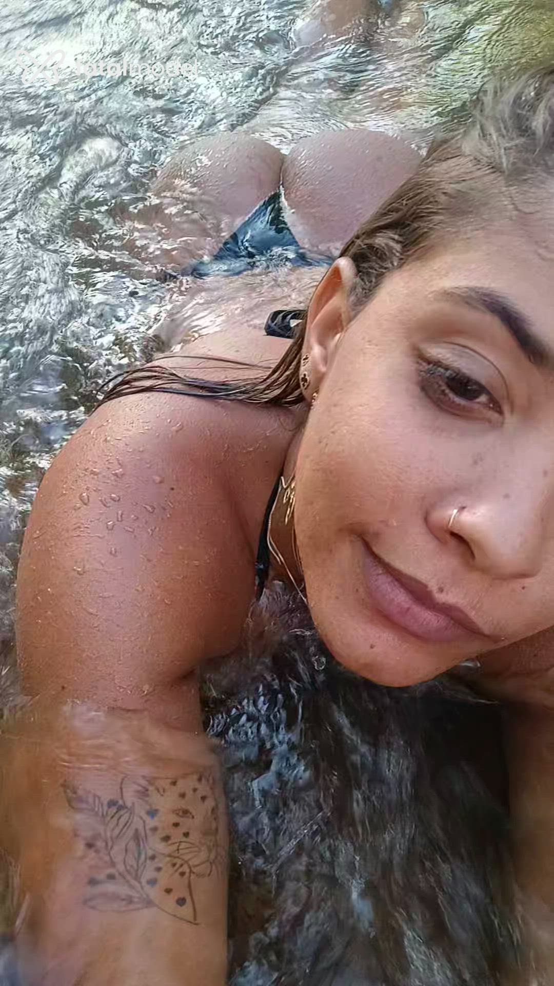 Acompanhante mulher loira (o) de olhos pretos - Clara