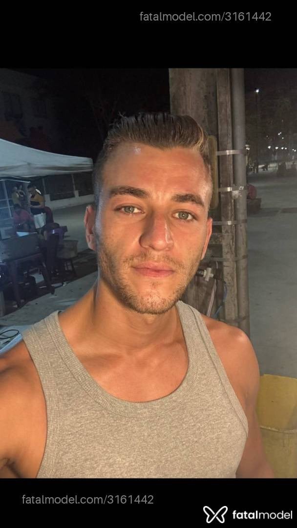 Acompanhante homem loira (o) de olhos verdes - Alemão