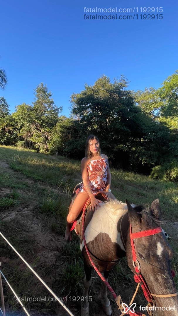 Acompanhante mulher trans loira (o) de olhos cinza - Heloísa
