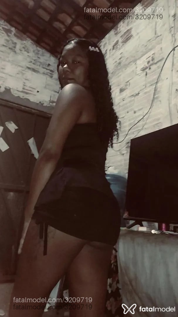Acompanhante mulher morena (o) de olhos castanhos - Morena