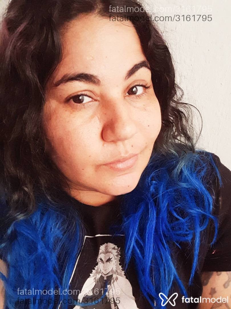 Acompanhante mulher com cabelo colorido de olhos castanhos - Beatriz Sales