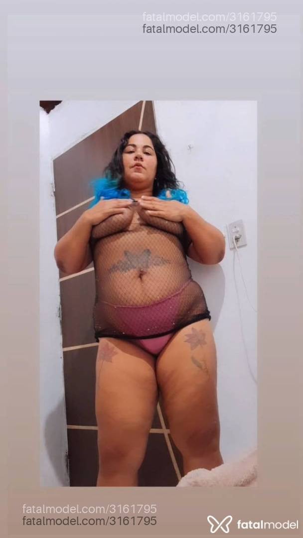 Acompanhante mulher com cabelo colorido de olhos castanhos - Beatriz Sales