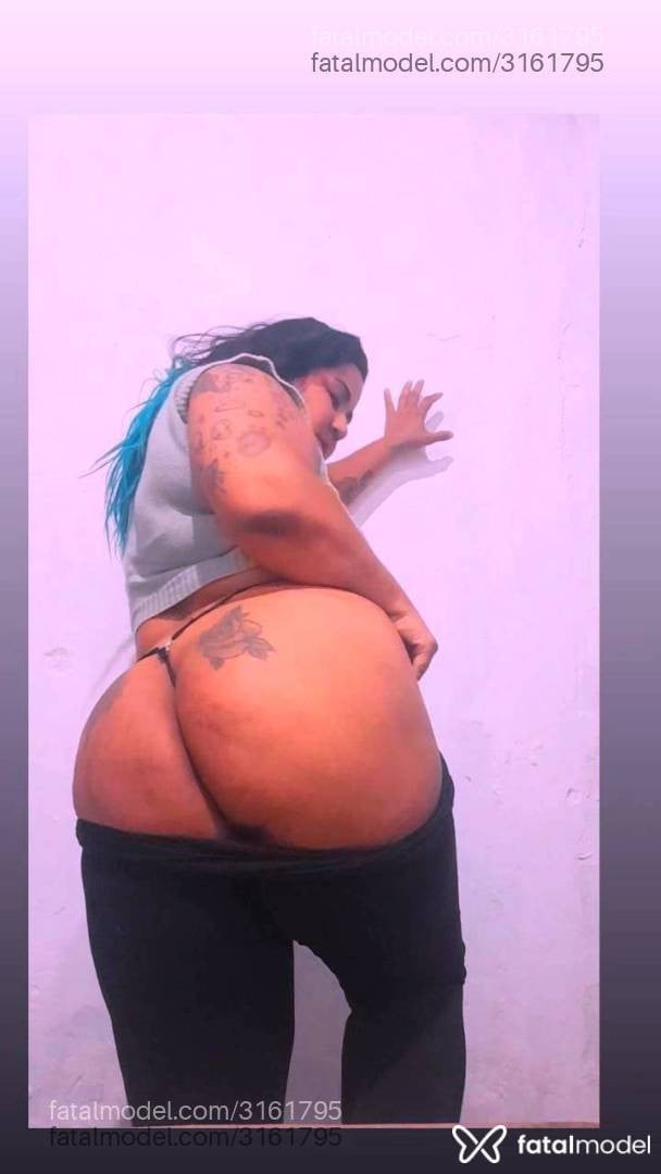 Acompanhante mulher com cabelo colorido de olhos castanhos - Beatriz Sales