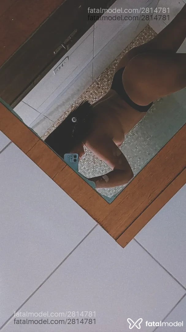 Acompanhante mulher com cabelo castanho de olhos pretos - Lavínia