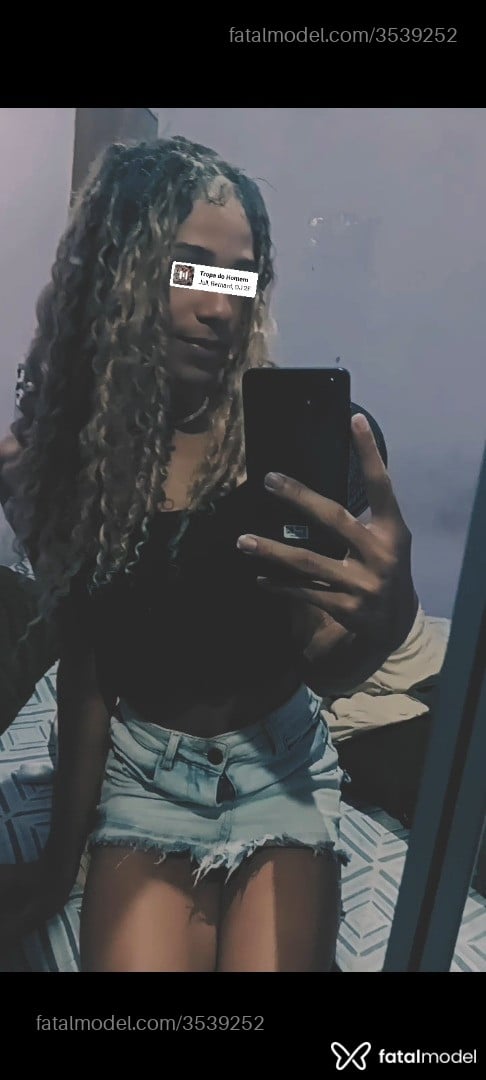 Acompanhante mulher trans com cabelo castanho de olhos pretos - Octávia