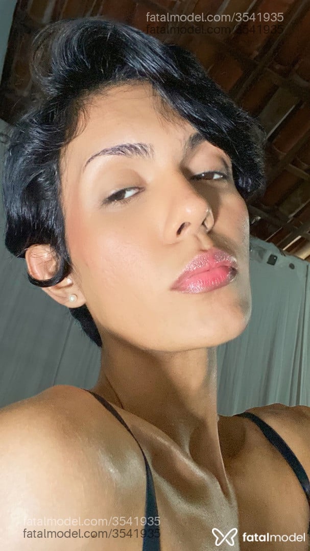 Acompanhante mulher trans morena (o) de olhos castanhos - Mili Velvet