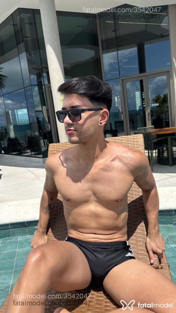Acompanhante homem com cabelo castanho de olhos castanhos - Esdras Ribeiro