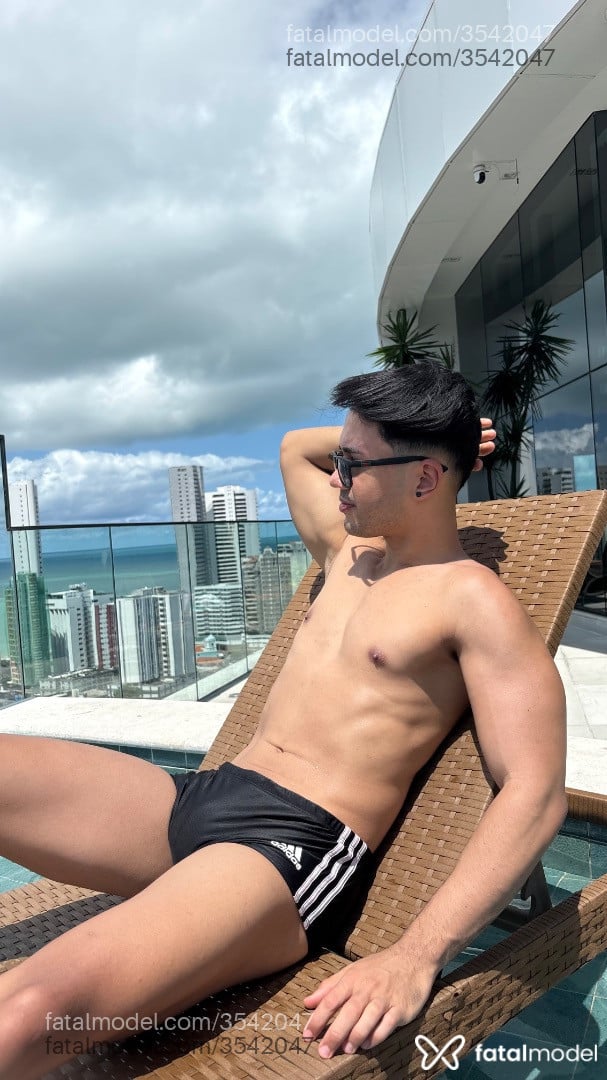 Acompanhante homem com cabelo castanho de olhos castanhos - Esdras Ribeiro