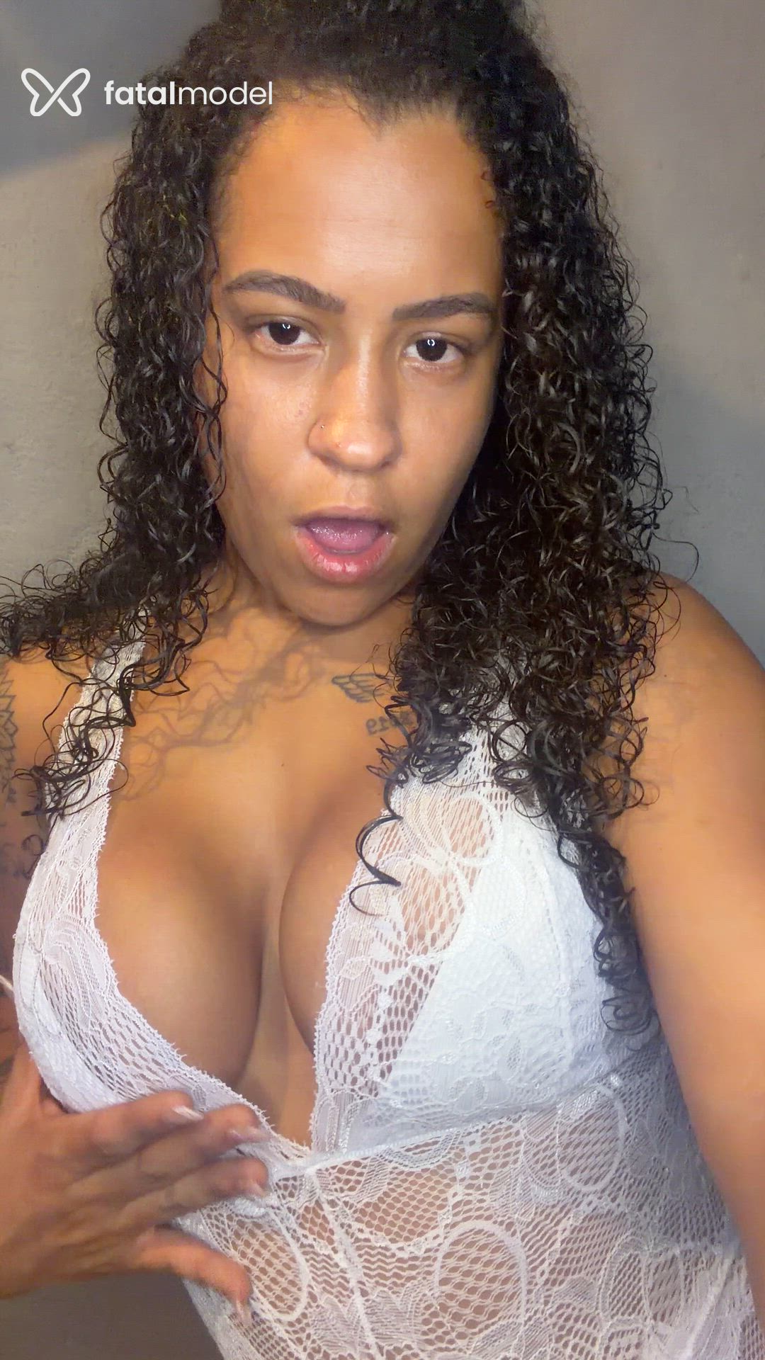 Acompanhante mulher com cabelo castanho de olhos pretos - Privadinha
