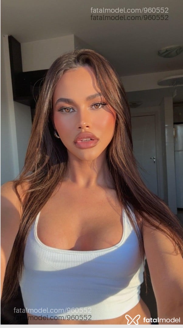 Acompanhante mulher trans com cabelo castanho de olhos mel - Barbara