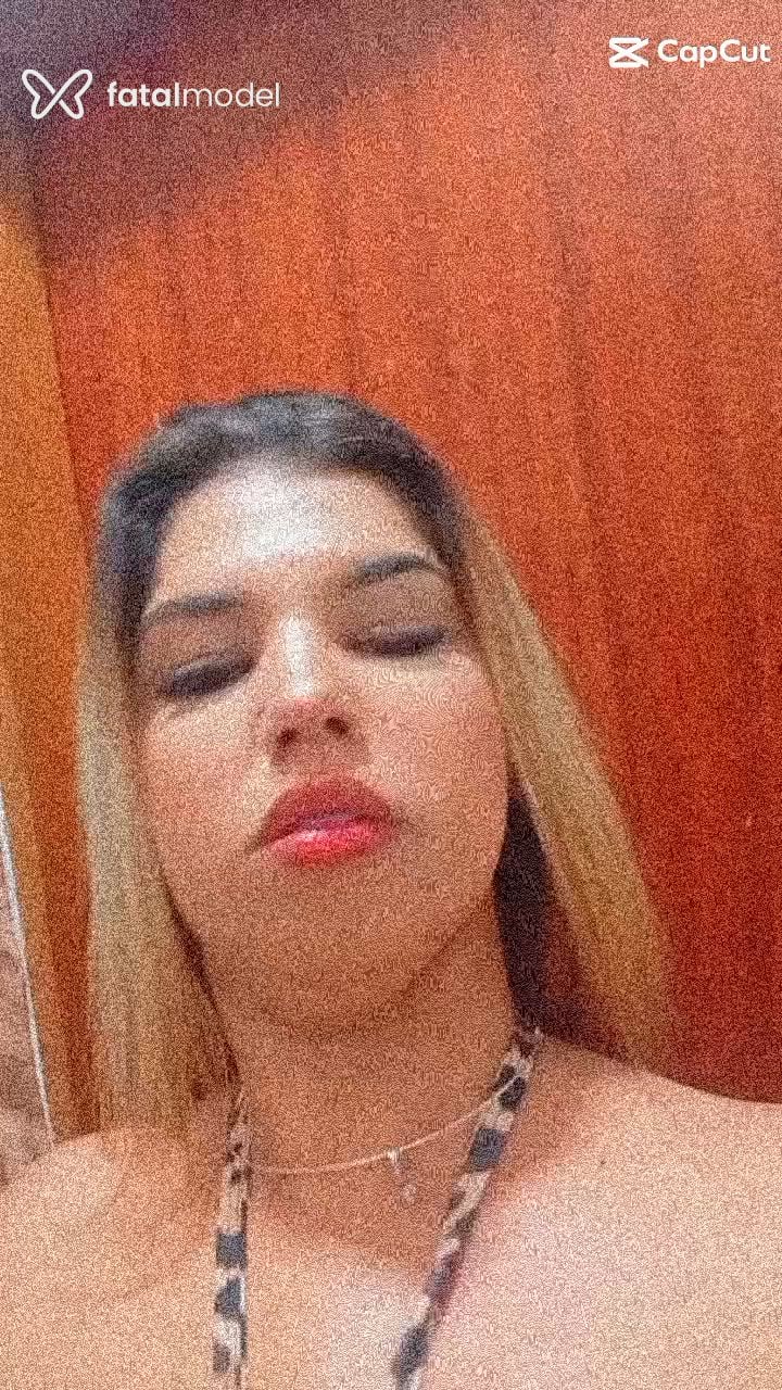 Acompanhante mulher loira (o) de olhos castanhos - Stefanny