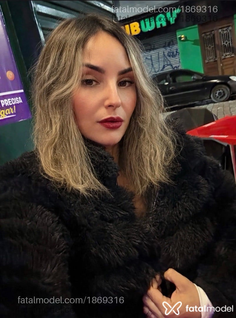 Acompanhante mulher loira (o) de olhos castanhos - Vanessa Diniz