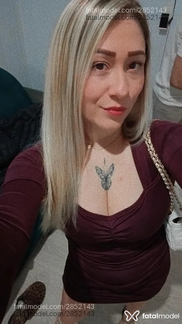 Acompanhante mulher loira (o) de olhos castanhos - Amora