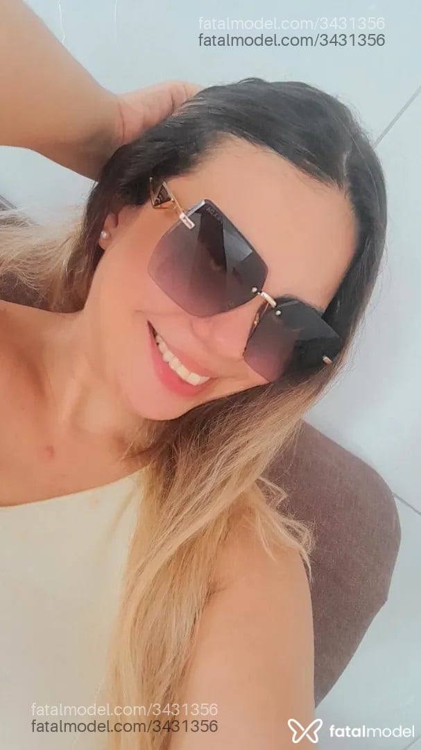 Acompanhante mulher loira (o) de olhos pretos - Bruna