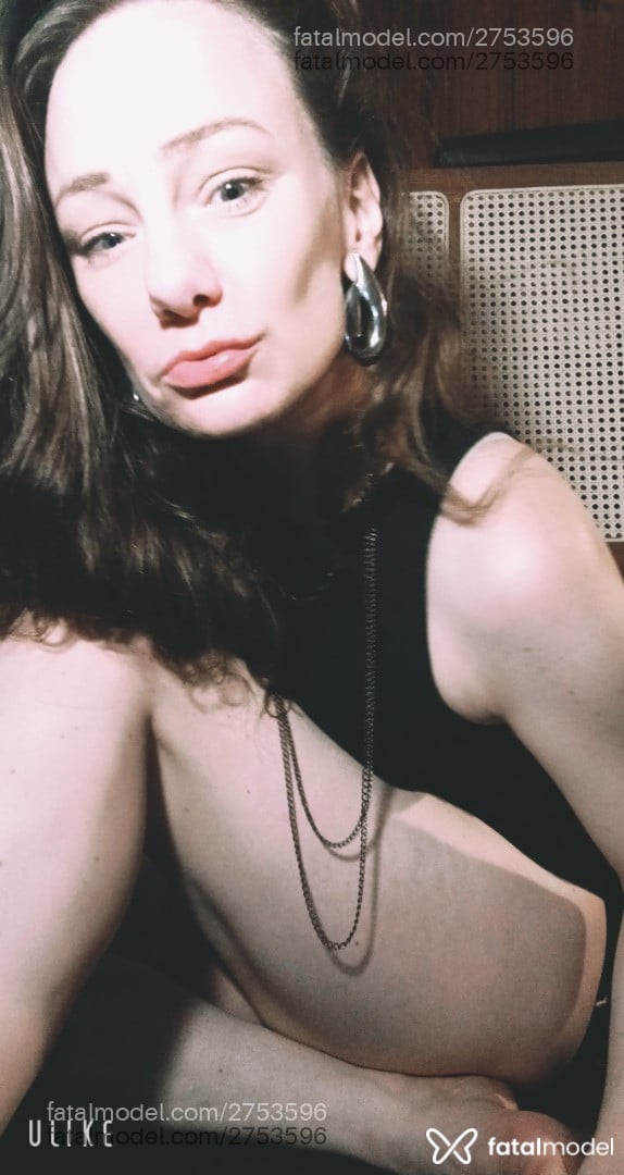 Acompanhante mulher loira (o) de olhos azuis - Julie Squalor Acompanhante mulher loira (o) de olhos azuis - Julie Squalor