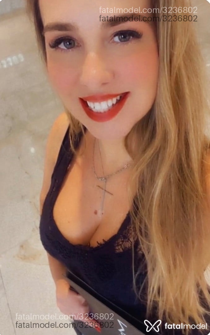 Acompanhante mulher loira (o) de olhos verdes - Ruby Saint