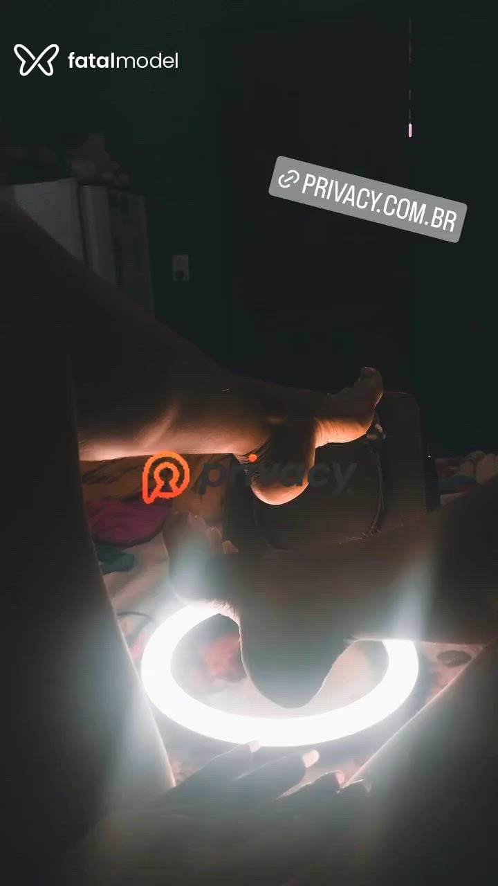Acompanhante mulher com cabelo colorido de olhos pretos - Ellyzinha Morais