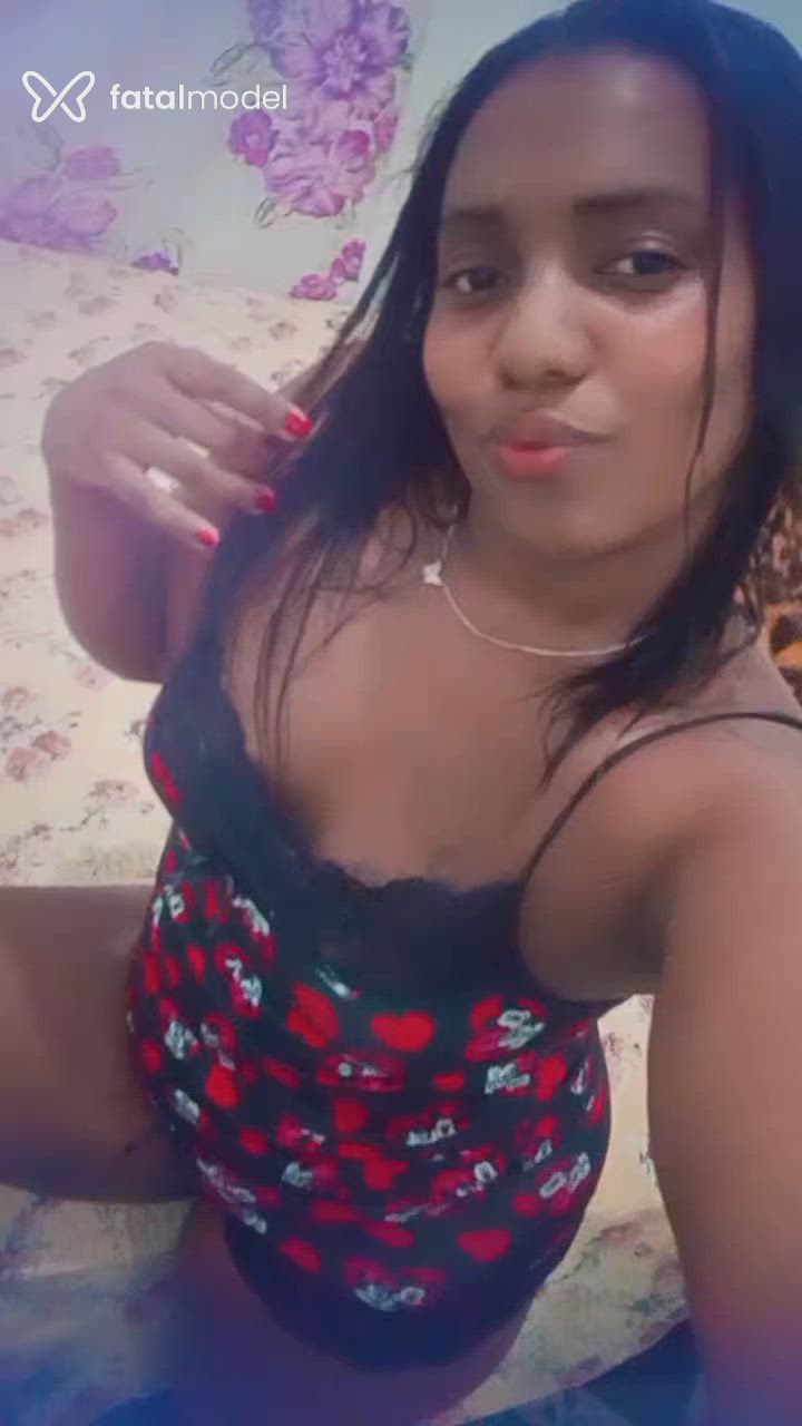 Acompanhante mulher com cabelo castanho de olhos pretos - Rubii