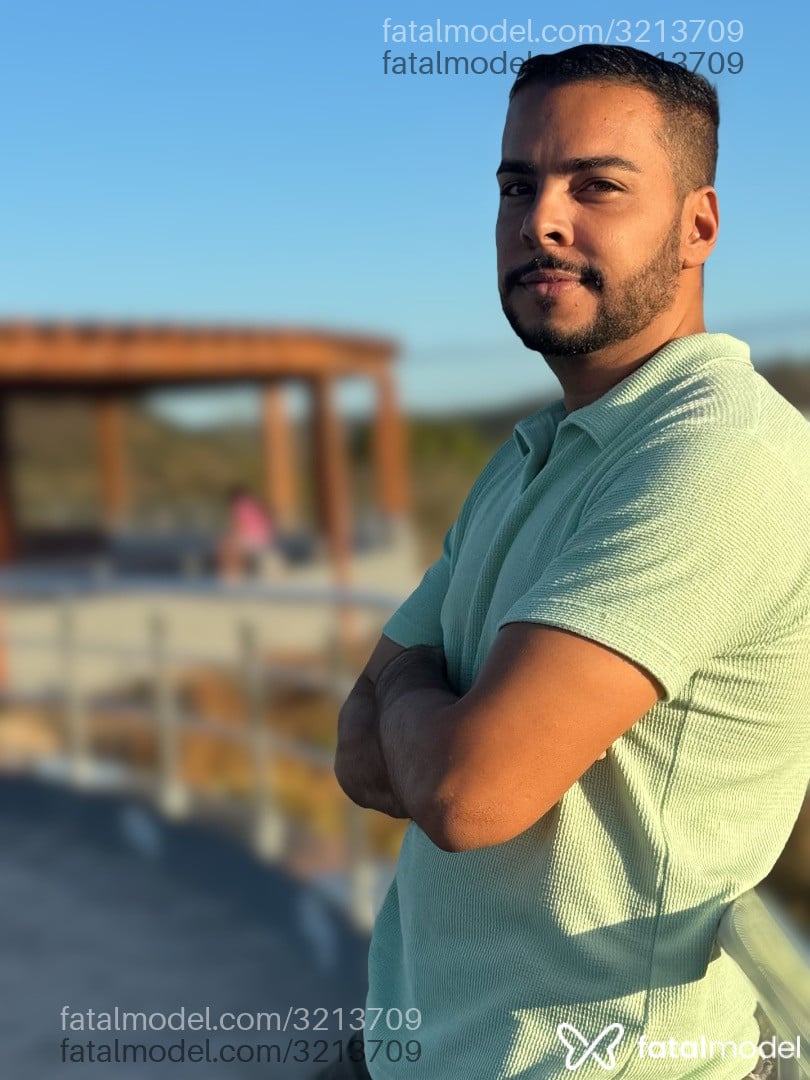 Acompanhante homem com cabelo castanho de olhos castanhos - Juan