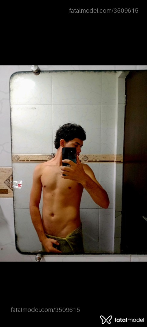 Acompanhante homem com cabelo castanho de olhos castanhos - Carnívoro