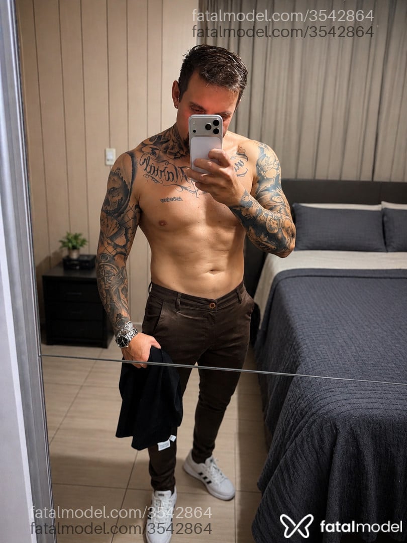 Acompanhante homem com cabelo castanho de olhos mel - Rogerior