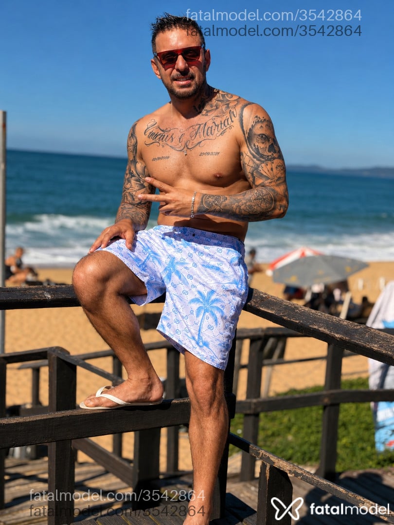 Acompanhante homem com cabelo castanho de olhos mel - Rogerior