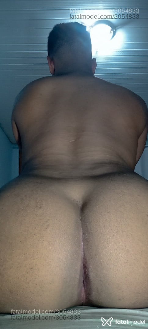 Acompanhante homem com cabelo castanho de olhos pretos - Zotelli