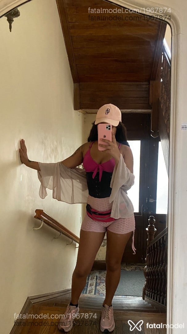 Acompanhante mulher com cabelo castanho de olhos castanhos - Safira Trajano